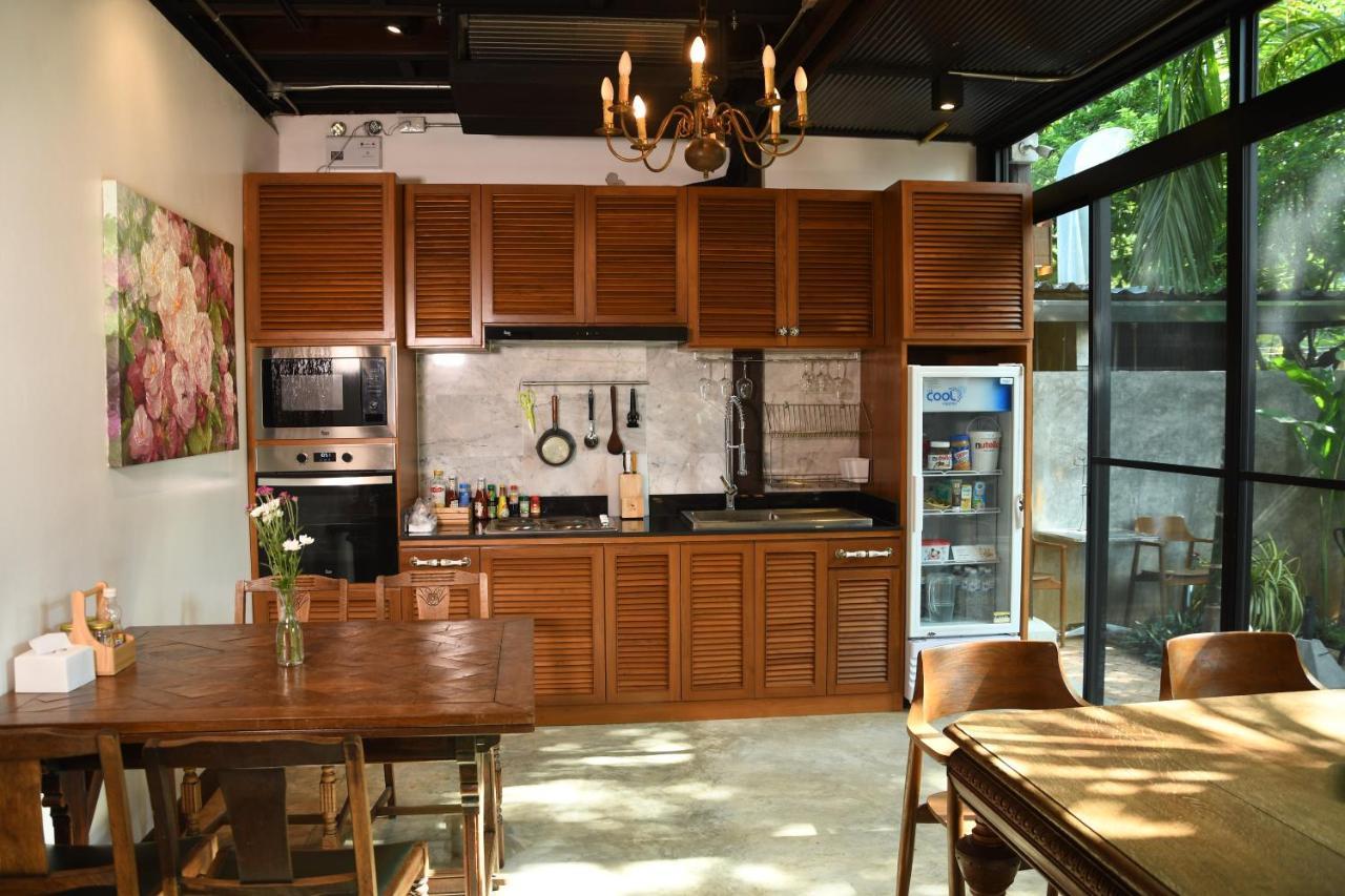 Отель The Eight Ratvithi House Чиангмай Экстерьер фото